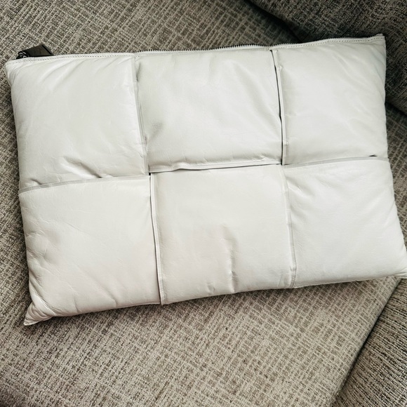 BOTTEGA VENETA PILLOW CLUTCH - Picture 2 of 8